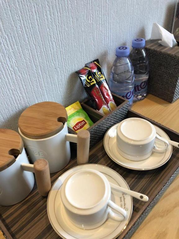Příslušenství pro přípravu čaje a kávy v ubytování Lin Yin Art Hotel Shanghai（Pudong airport）