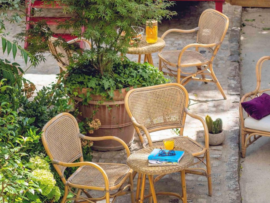 a group of chairs and a table with a drink at ibis Styles Paris Nation Cours de Vincennes in Paris