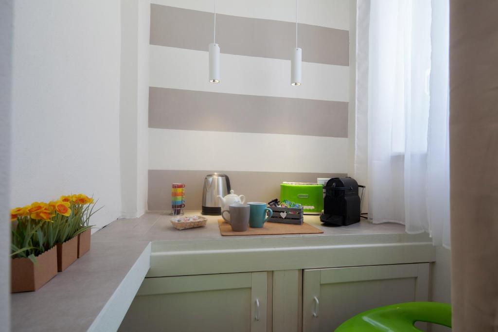 A kitchen or kitchenette at LEO'S HOME