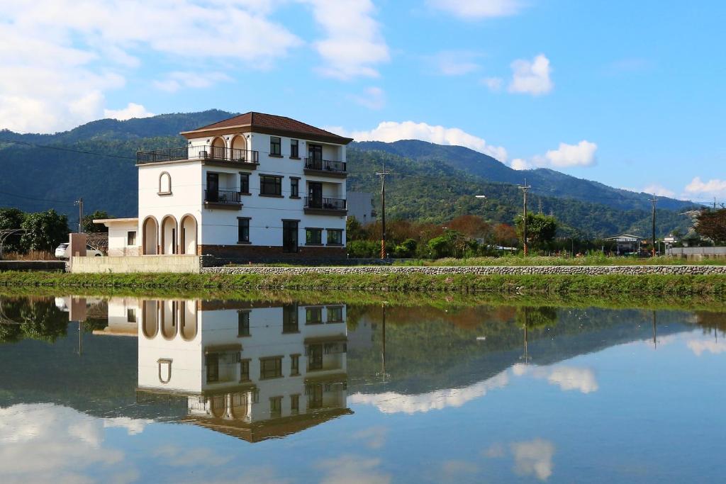 拱照村的住宿－86.88民宿，倒在水体中的建筑