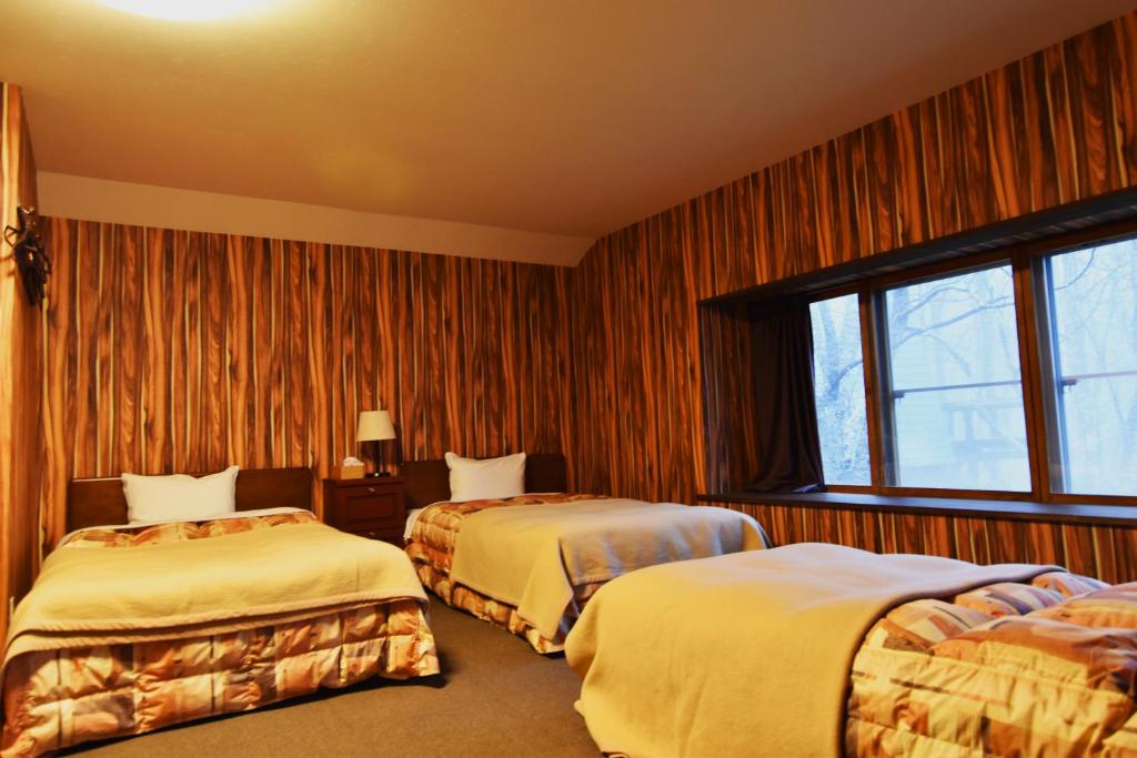 Postel nebo postele na pokoji v ubytování Forest Inn Sangoro