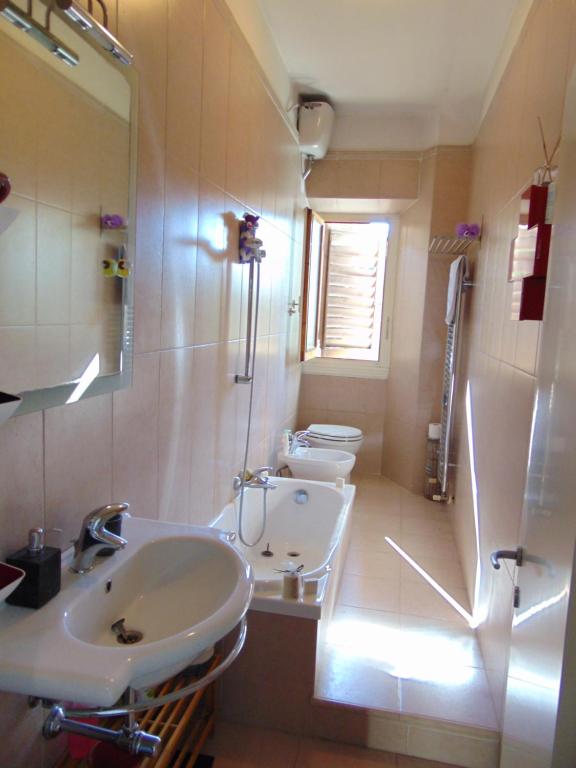 een badkamer met 2 wastafels, een douche en 2 toiletten bij CUTE FLORENCE HOUSE in Florence