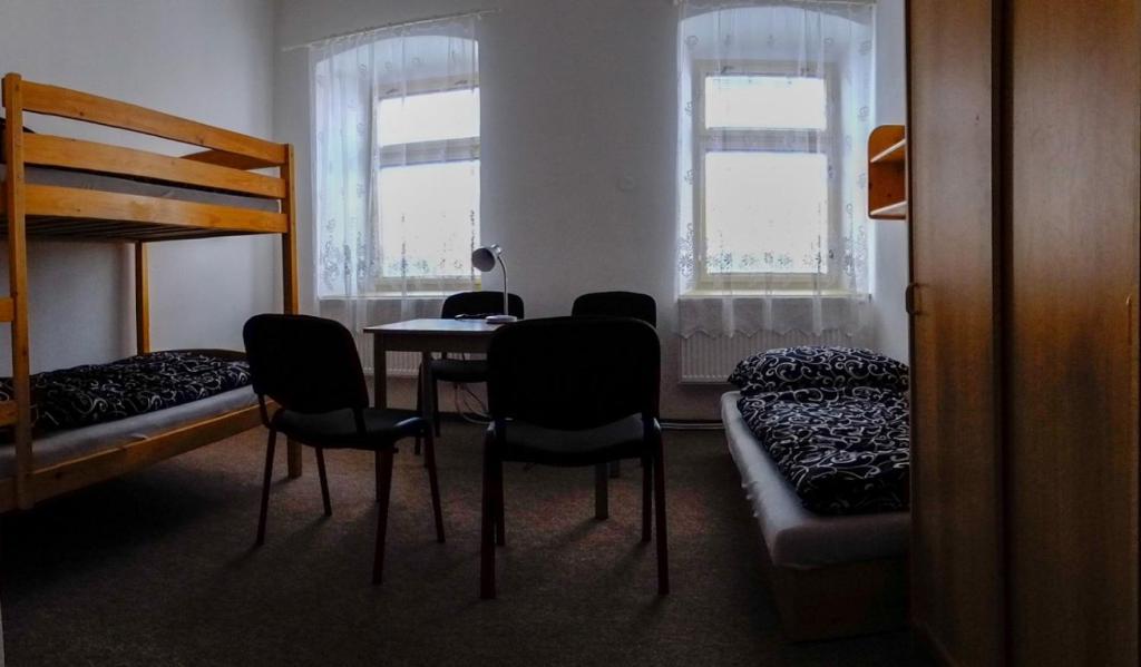 Postel nebo postele na pokoji v ubytování Hostel Kašperské Hory