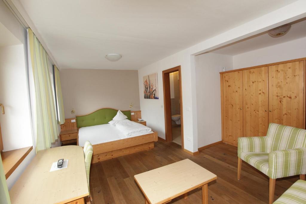 Posteľ alebo postele v izbe v ubytovaní Hotel Goldener Adler