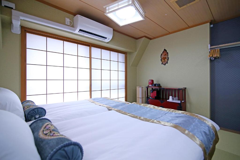 Postel nebo postele na pokoji v ubytování SHINJUKU GLOBAL HOTEL