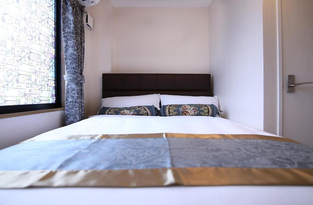 Postel nebo postele na pokoji v ubytování SHINJUKU GLOBAL HOTEL