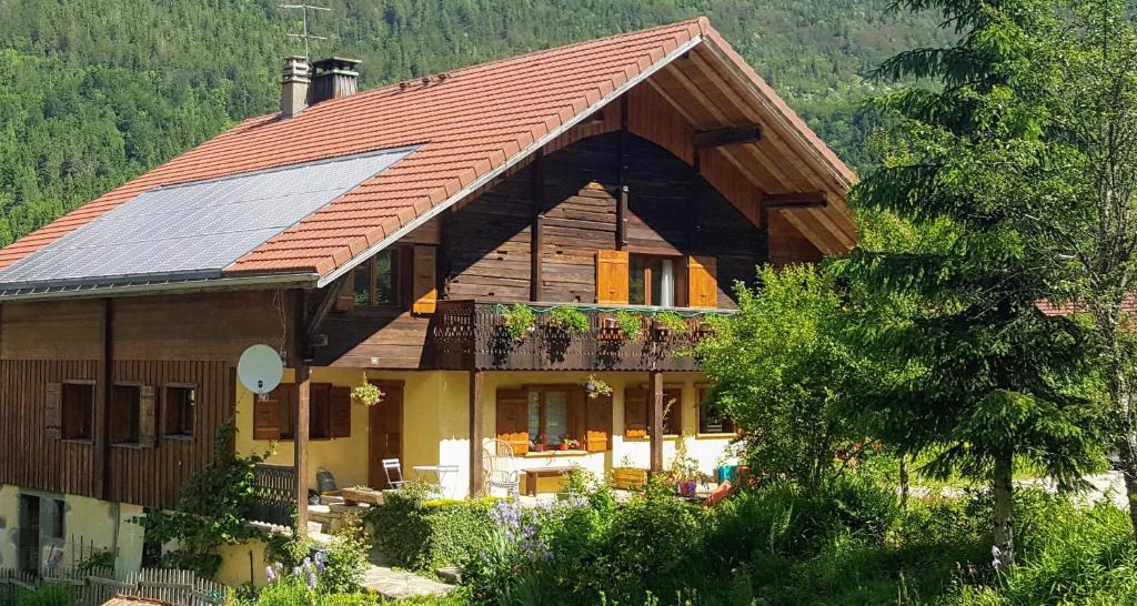 een huis met een dak en een balkon bij Les Picaillons - Le gîte in Les Villards-sur-Thônes