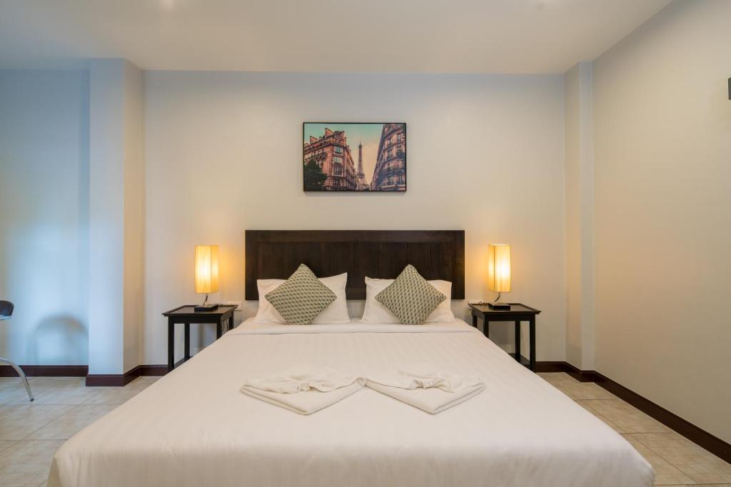 Postel nebo postele na pokoji v ubytování Amarin Hotel Patong