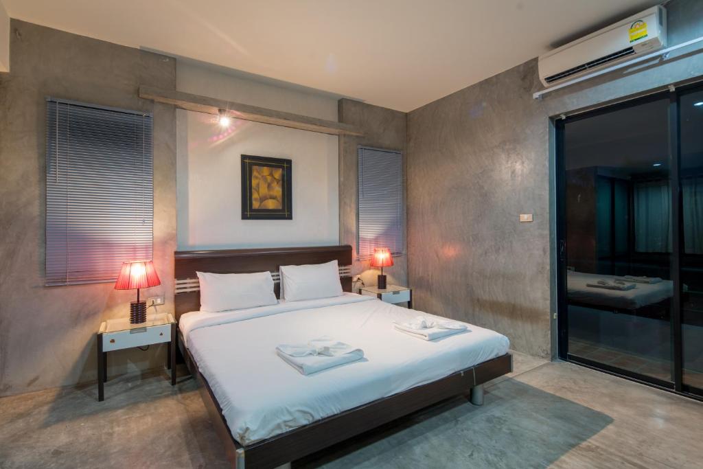 Postel nebo postele na pokoji v ubytování Amarin Hotel Patong