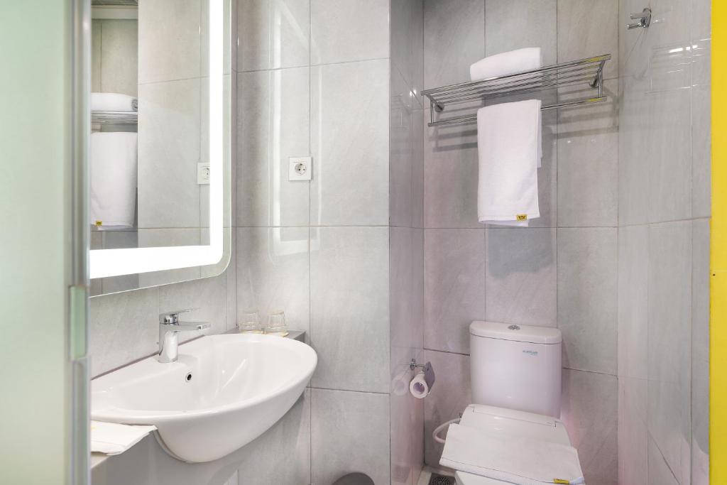 Koupelna v ubytování Yello Hotel Manggarai
