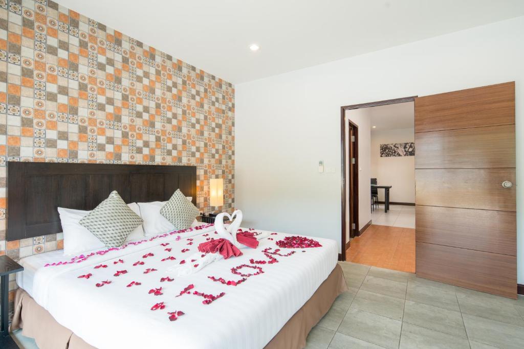 Postel nebo postele na pokoji v ubytování Amarin Hotel Patong