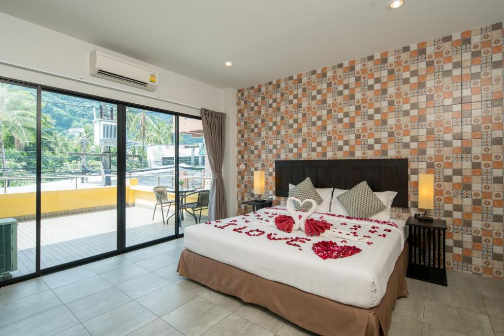 Postel nebo postele na pokoji v ubytování Amarin Hotel Patong
