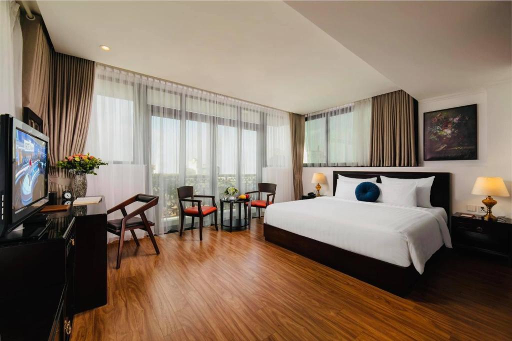 Hotel De La Seine في هانوي: غرفه فندقيه سرير وتلفزيون