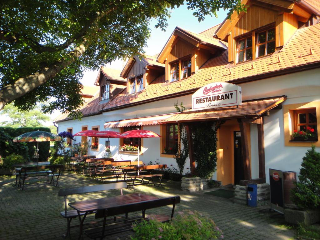 VelešínにあるPension & Restaurant U Koňské dráhy Holkovの建物の前にあるレストラン