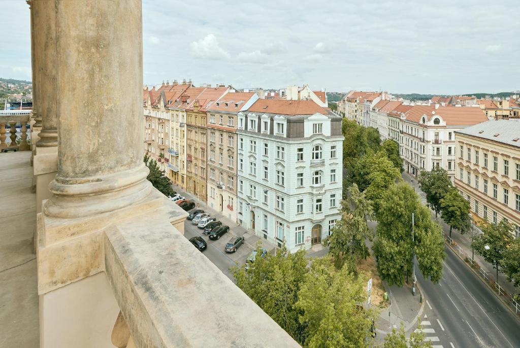 une vue aérienne sur une ville avec des bâtiments dans l'établissement Hostel Mikoláše Alše, à Prague