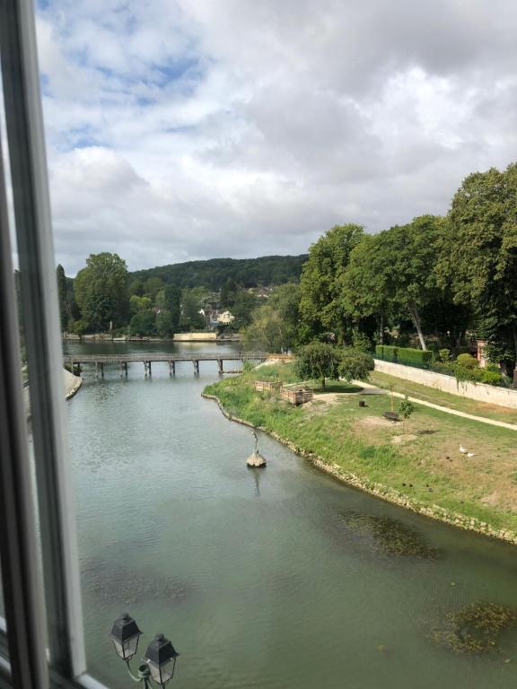 a view of a river from a train window at LE CABOUILLET in LʼIsle-Adam