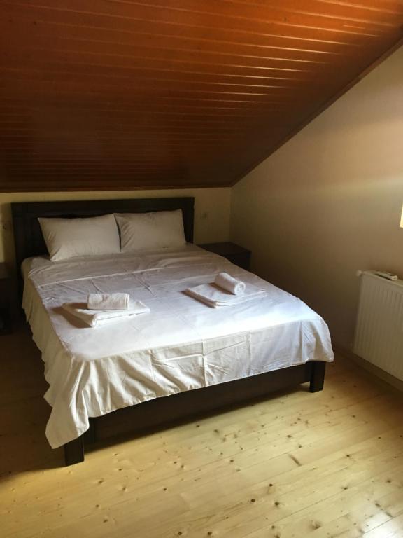 Postel nebo postele na pokoji v ubytování Mtskheta Wellpoint Arsukidze 48