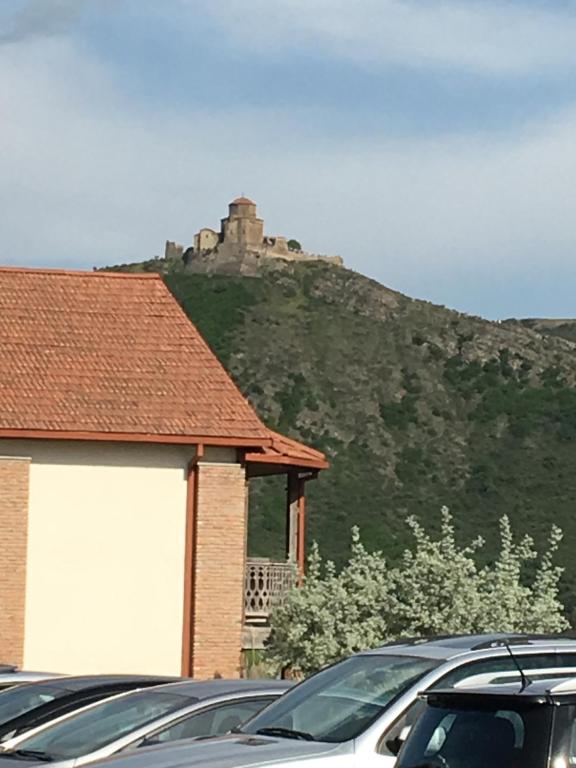 Nespecifikovaný výhled na hory nebo výhled na hory při pohledu z penzionu