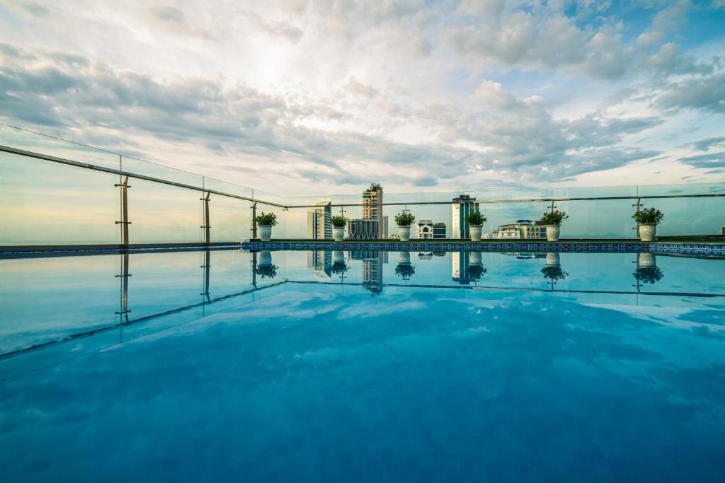 Bazén v ubytování Greenery Hotel nebo v jeho okolí