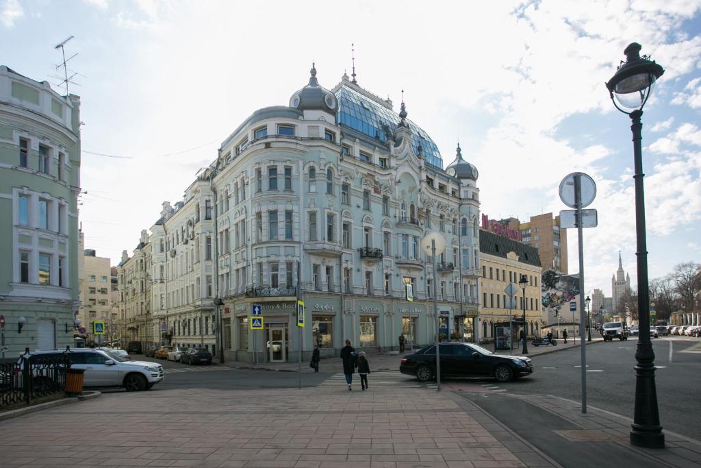 un gran edificio blanco en una calle de la ciudad en Arbat House Apartment on Nikitsky Bulvar, en Moscú