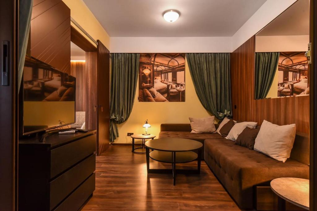 A seating area at Palace of Culture 2-Bedroom Retreat on Skobelev blvd