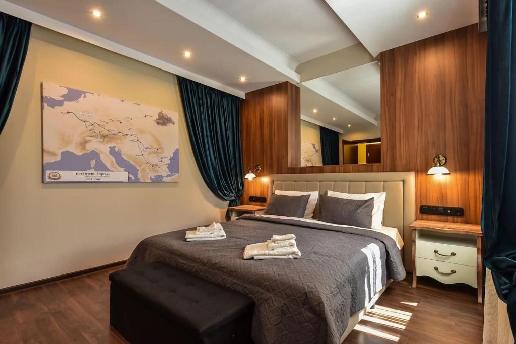 A bed or beds in a room at Palace of Culture 2-Bedroom Retreat on Skobelev blvd