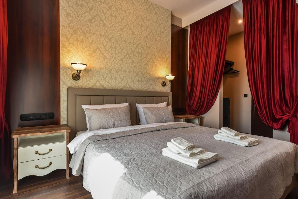 A bed or beds in a room at Palace of Culture 2-Bedroom Retreat on Skobelev blvd