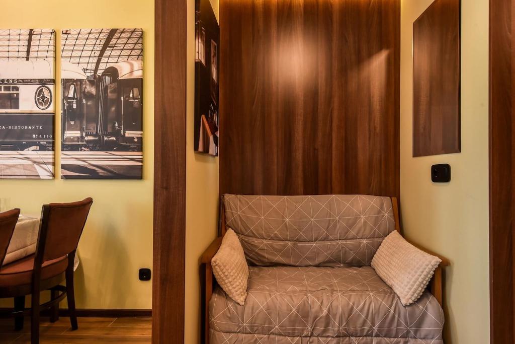 A seating area at Palace of Culture 2-Bedroom Retreat on Skobelev blvd