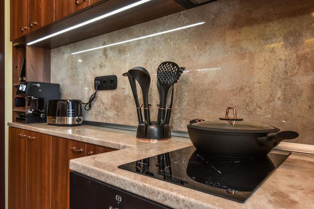 A kitchen or kitchenette at Palace of Culture 2-Bedroom Retreat on Skobelev blvd