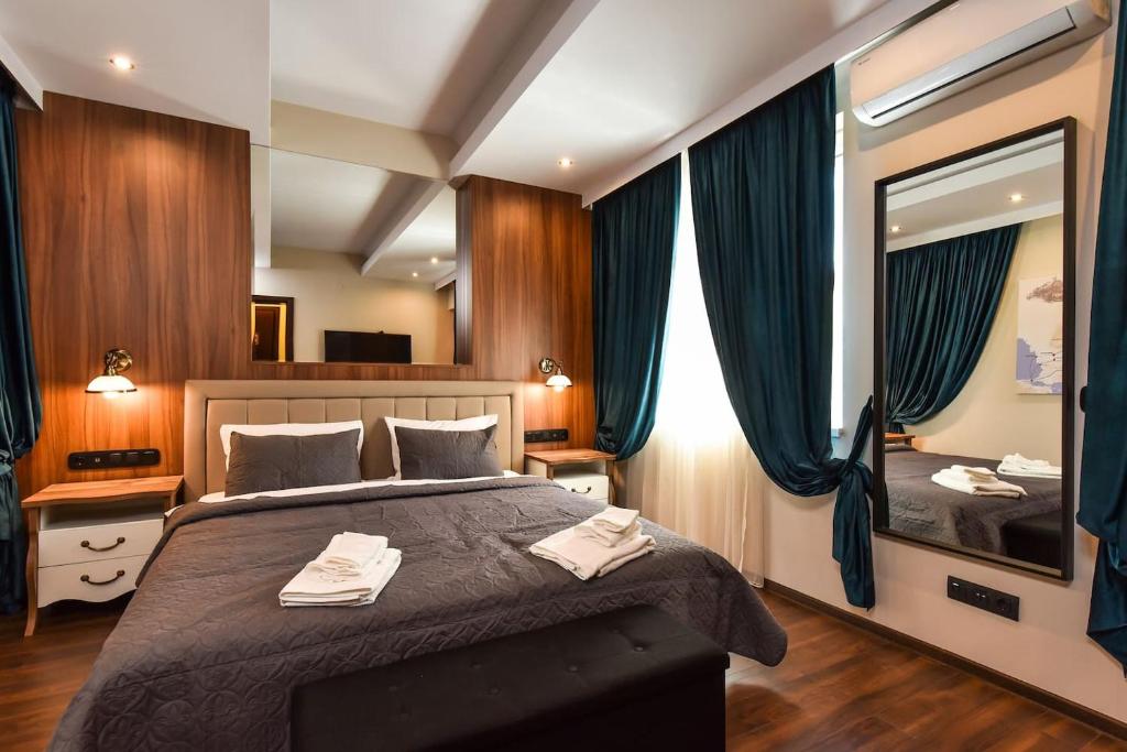 A bed or beds in a room at Palace of Culture 2-Bedroom Retreat on Skobelev blvd
