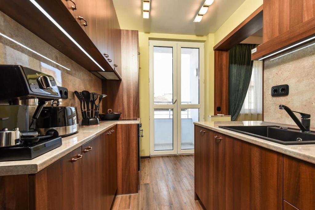 A kitchen or kitchenette at Palace of Culture 2-Bedroom Retreat on Skobelev blvd