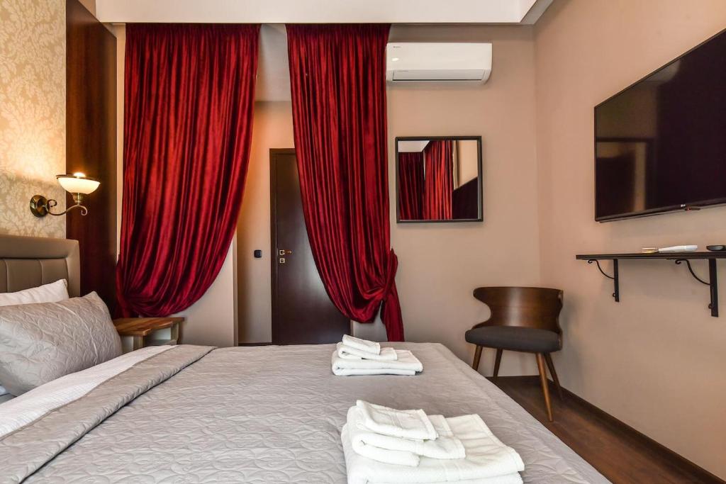 A bed or beds in a room at Palace of Culture 2-Bedroom Retreat on Skobelev blvd