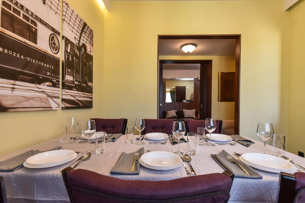 A restaurant or other place to eat at Palace of Culture 2-Bedroom Retreat on Skobelev blvd