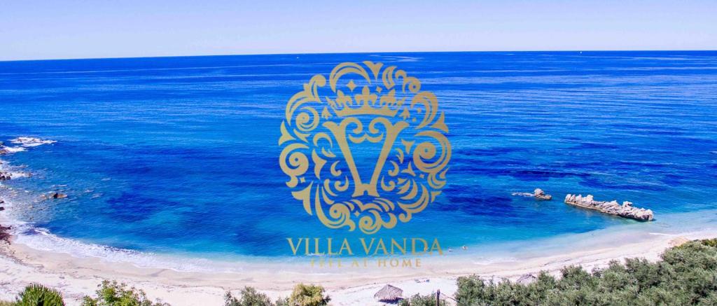 un letrero para un resort en una playa junto al océano en Villa Vanda, en Ligia