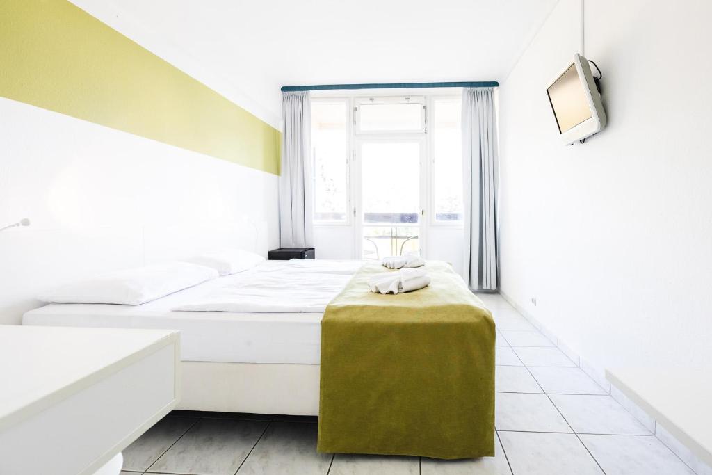 Postel nebo postele na pokoji v ubytování Hotel Holiday Csopak