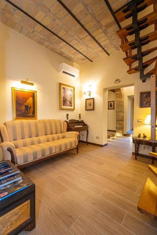 Kings Home In Rome - Hizvo