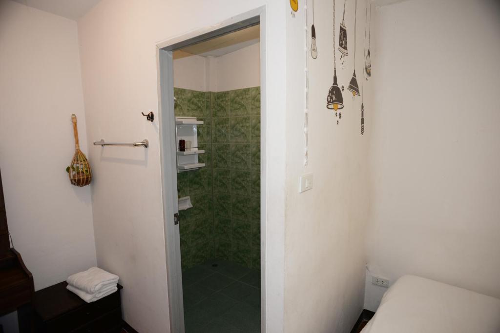 um chuveiro com uma porta de vidro na casa de banho em Stay Hostel em Bangkok