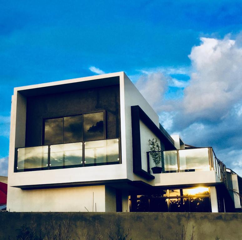 un gran edificio blanco con ventanas laterales en Villa inspired with exclusive dipping pool, en Bacolod