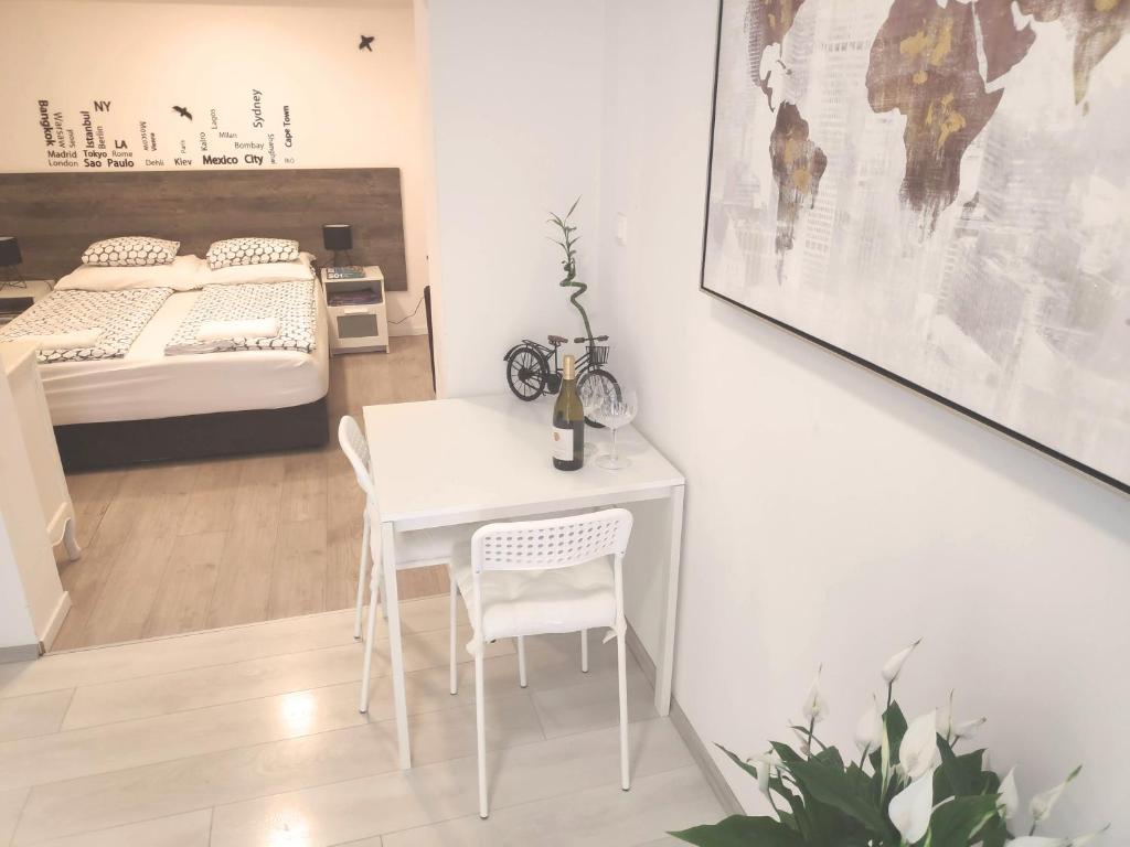 Łóżko lub łóżka w pokoju w obiekcie Bed & Bike Zagreb studio apartment