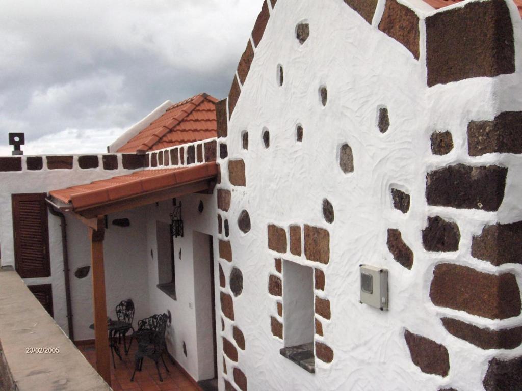 eine Seite eines Gebäudes mit einer Steinmauer in der Unterkunft Casa rural Antonio García in Frontera