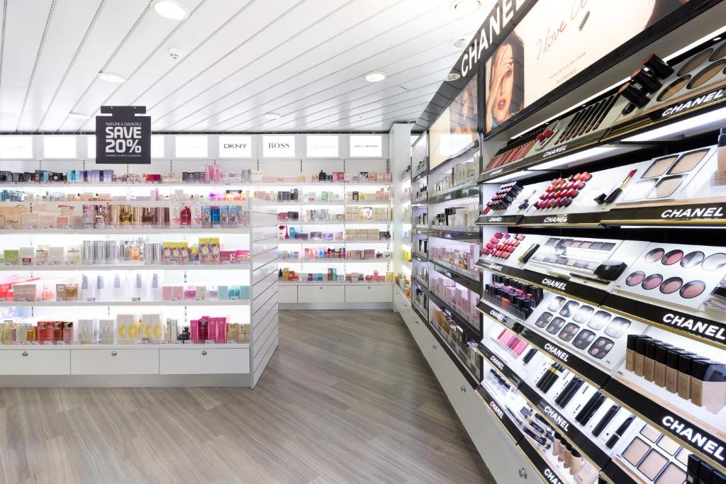 Supermarket nebo jiné obchody v  výletní lodě nebo okolí