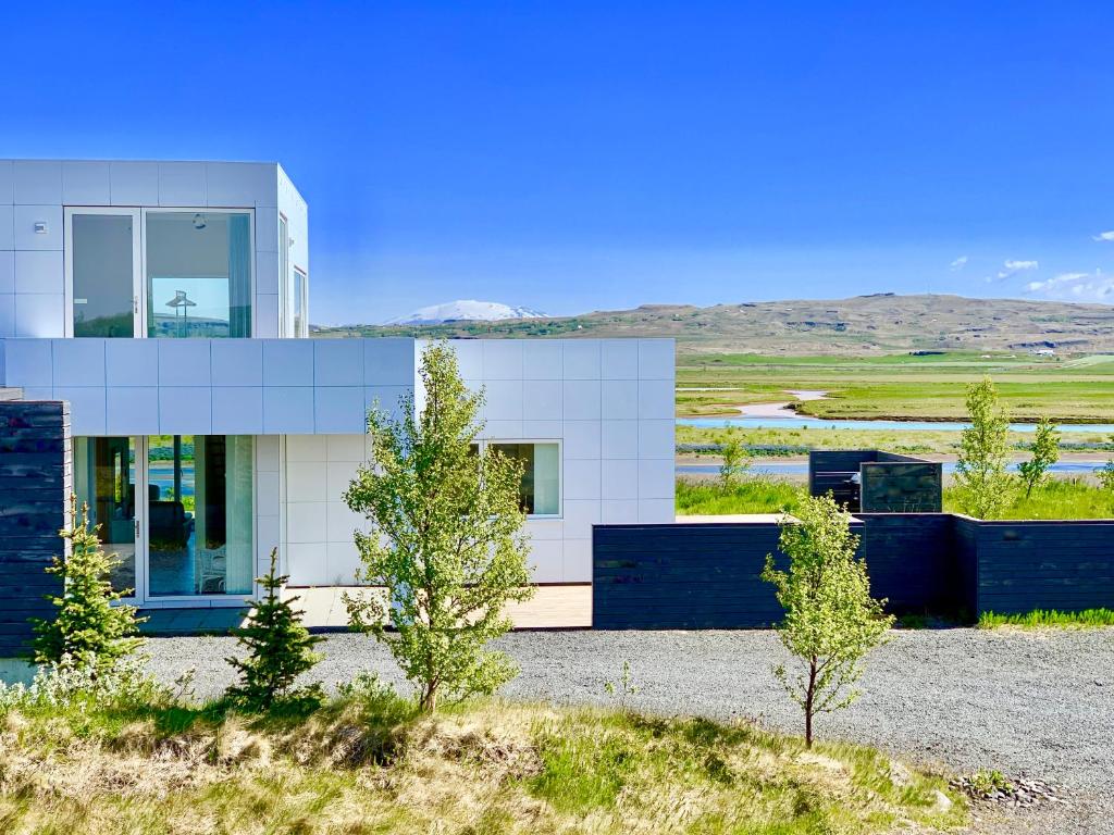 a modern house in the middle of a field at Brún in Laugaras
