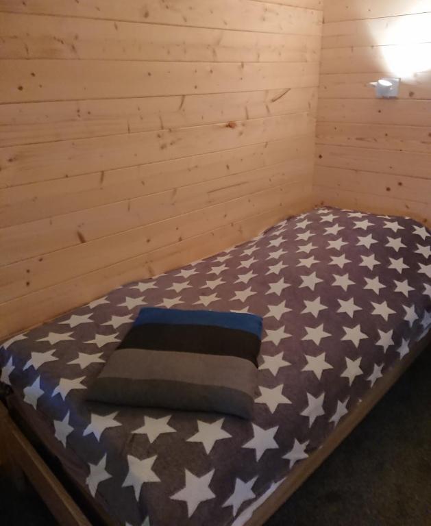 Postel nebo postele na pokoji v ubytování Slaaphuisjes LauwersmeerPlezier!