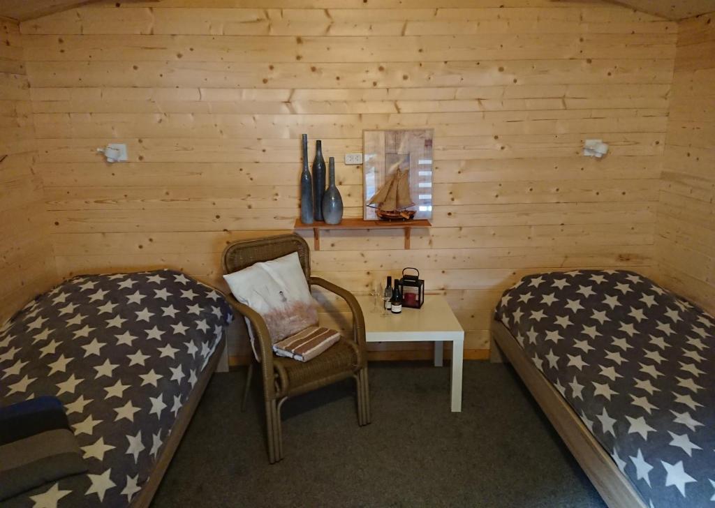 Postel nebo postele na pokoji v ubytování Slaaphuisjes LauwersmeerPlezier!