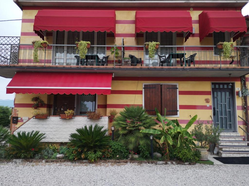 Cette maison dispose d'un balcon avec des tables et des chaises. dans l'établissement Ca' Del Sasso, à Vérone