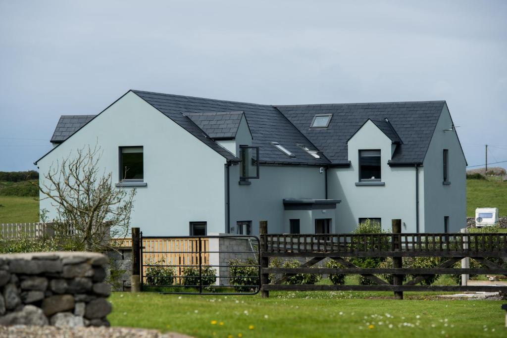 una casa blanca con techo negro en Sheedy's Doolin en Doolin