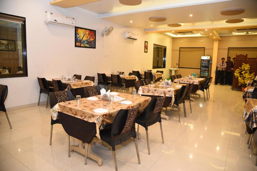 Restaurace v ubytování Hotel Gulmohar Pride
