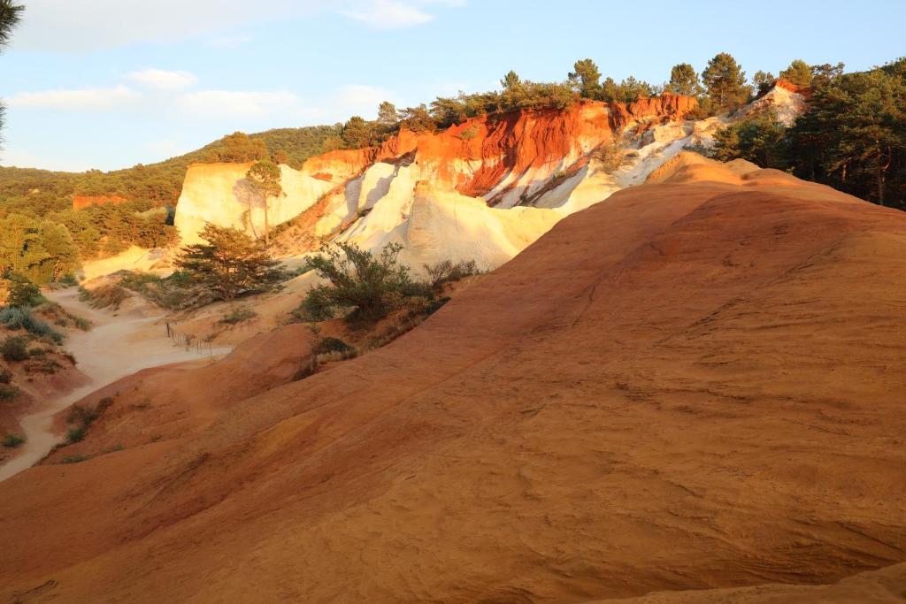 une vue d'Ayers Rock dans le désert dans l'établissement Camping le Colorado, à Rustrel