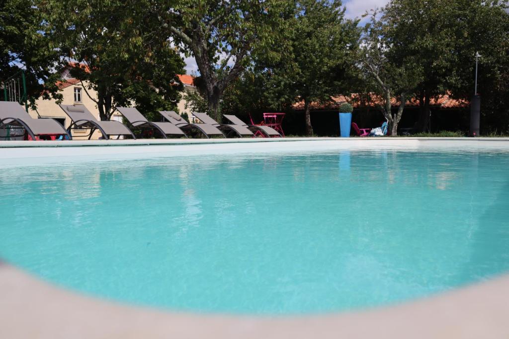 Bazén v ubytování Domaine des Tilleuls nebo v jeho okolí