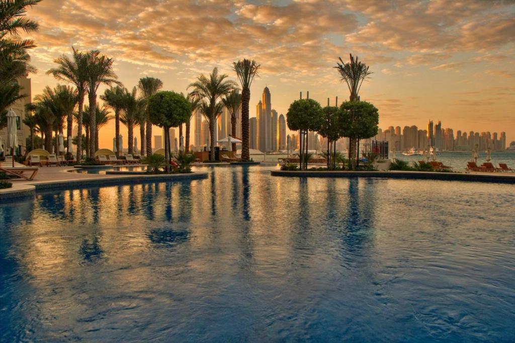 Bazén v ubytování South & North Residence Palm Jumeirah nebo v jeho okolí